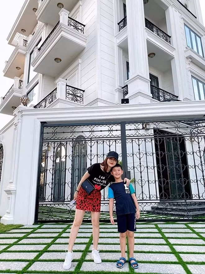 Biệt thự của Đăng Khôi gồm 4 tầng lầu, có nhiều ban công, cửa sổ và 2 cổng lớn đi vào.