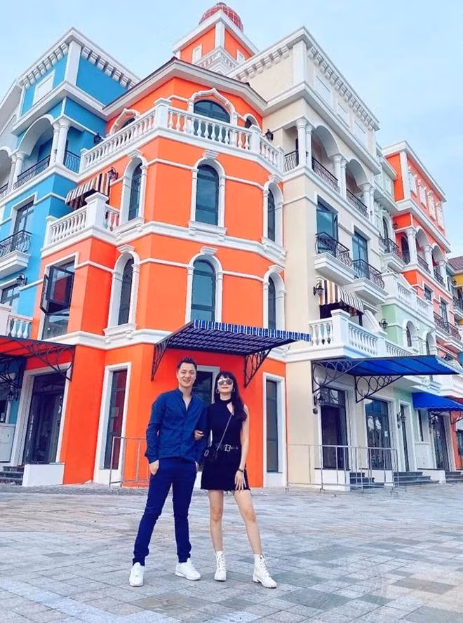 Khi đó, có bạn bè hỏi mua với giá 50 tỷ nhưng nam ca sĩ quyết không bán vì là quà tặng vợ.