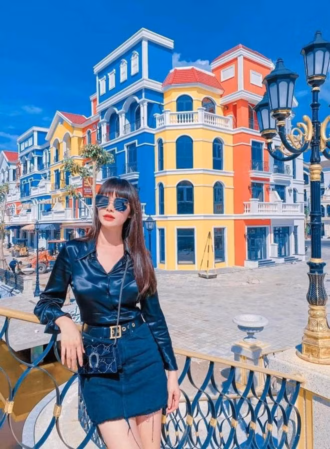 Biệt thự của vợ chồng Đăng Khôi ở Phú Quốc có nhiều màu sắc vui mắt.