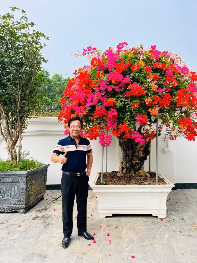 Trên màn ảnh, nghệ sĩ Quang Tèo ghi dấu ấn với hình tượng người nông dân quê mùa và lam lũ, nhưng ngoài đời, anh là "đại gia chính hiệu". Ảnh: FBNV