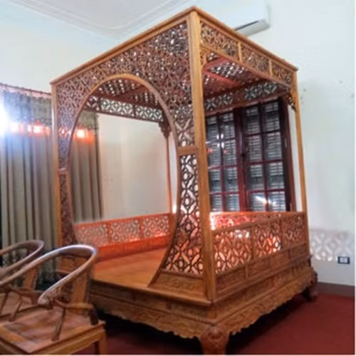 Chiếc giường được làm từ gỗ huỳnh đàn đỏ nguyên khối của Minh “Sâm” trị gia khoảng 2,5 triệu USD (khoảng 50 tỷ đồng). Ảnh: Baophapluat