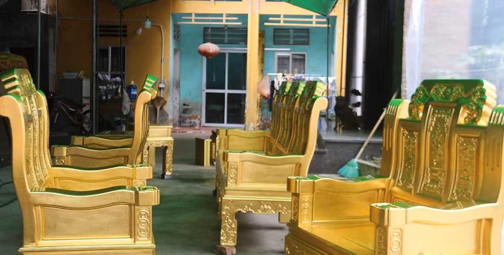 Thời điểm đó, giá trị bộ bàn ghế 1,1 tỷ đồng, cộng thêm chi phí dát vàng là 380 triệu đồng. Ảnh: Vietnamnet