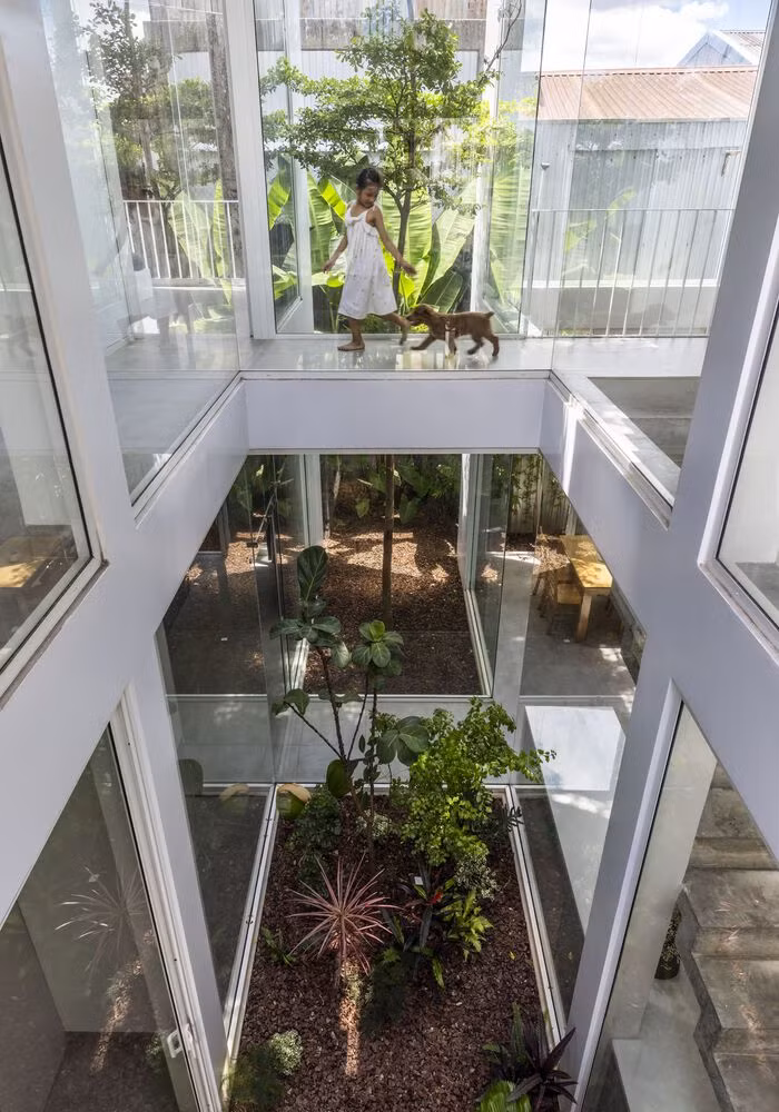 Các khối nhà 2 tầng được nối với nhau bằng những cây cầu bắc qua khu vườn giữa.