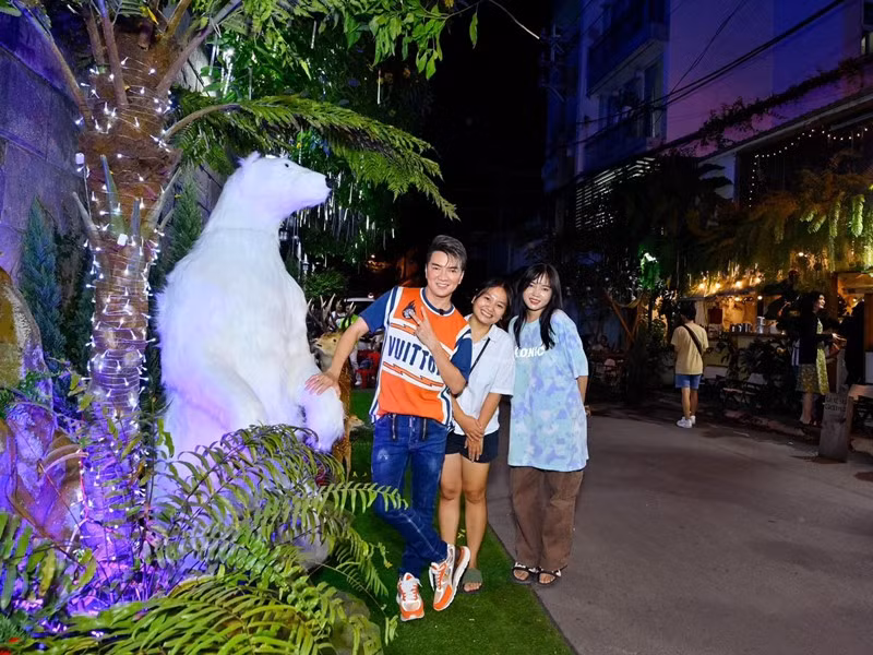 Bên ngoài cổng biệt thự được dựng hình con thú lớn rất dễ thương.