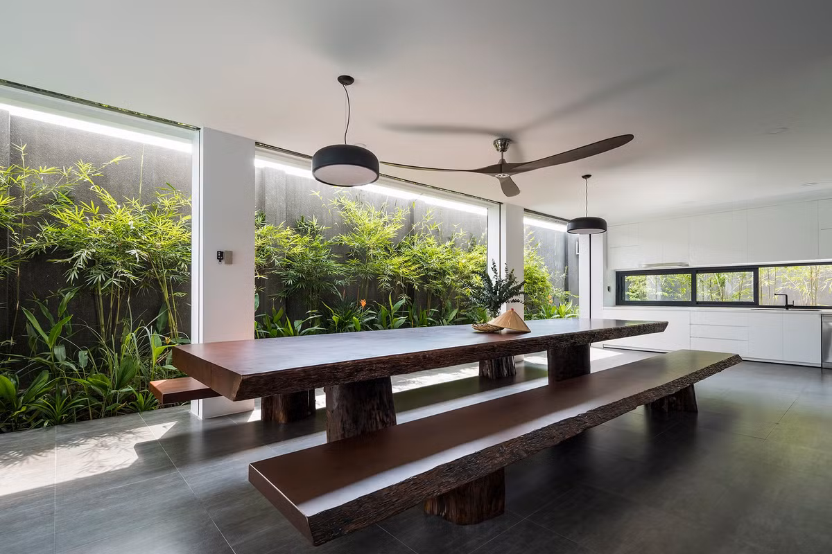 Phòng ăn và nhà bếp bố trí tại tầng trệt với view bàn ăn hướng ra bể bơi và sân vườn.