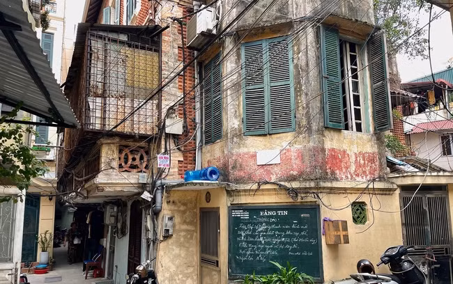 Xung quanh căn nhà được cải tạo, sử dụng làm đường đi và nơi sinh hoạt của người dân. Ảnh: Dân Việt