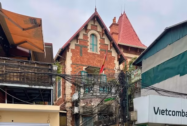 Không có nhiều tài liệu chi tiết về căn biệt thự này, chỉ biết nơi đây từng thuộc quyền sở hữu của Giám đốc nhà máy dệt Đông Dương, doanh nhân Numa Bourgouin Meiffre (1851 - 1911). Ảnh; Dân Việt