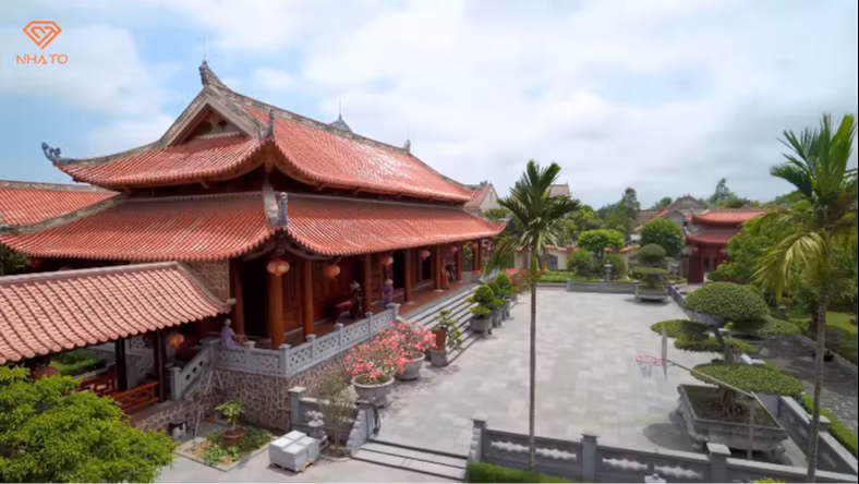 Toàn bộ khuôn viên công trình gồm có 4 nhà, 2 chòi và 1 hầm. Sảnh chính trước khi vào nhà có chiều rộng lên tới 30m.