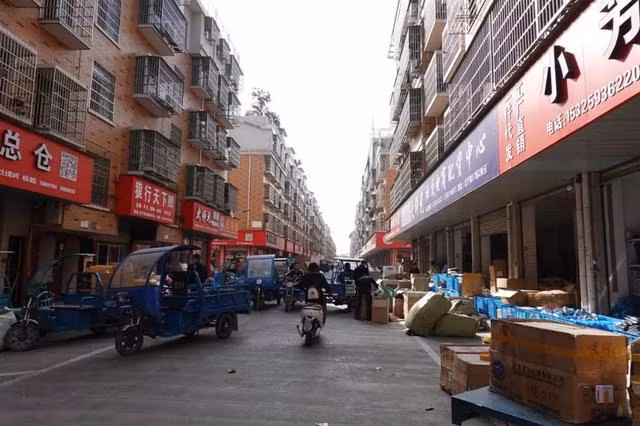 Dù chỉ rộng 22ha và có khoảng 13.000 cư dân lưu trú nhưng làng Beixiazhu là nơi tập trung của của hơn 1.000 công ty thương mại điện tử và 40 chi nhánh công ty chuyển phát nhanh.