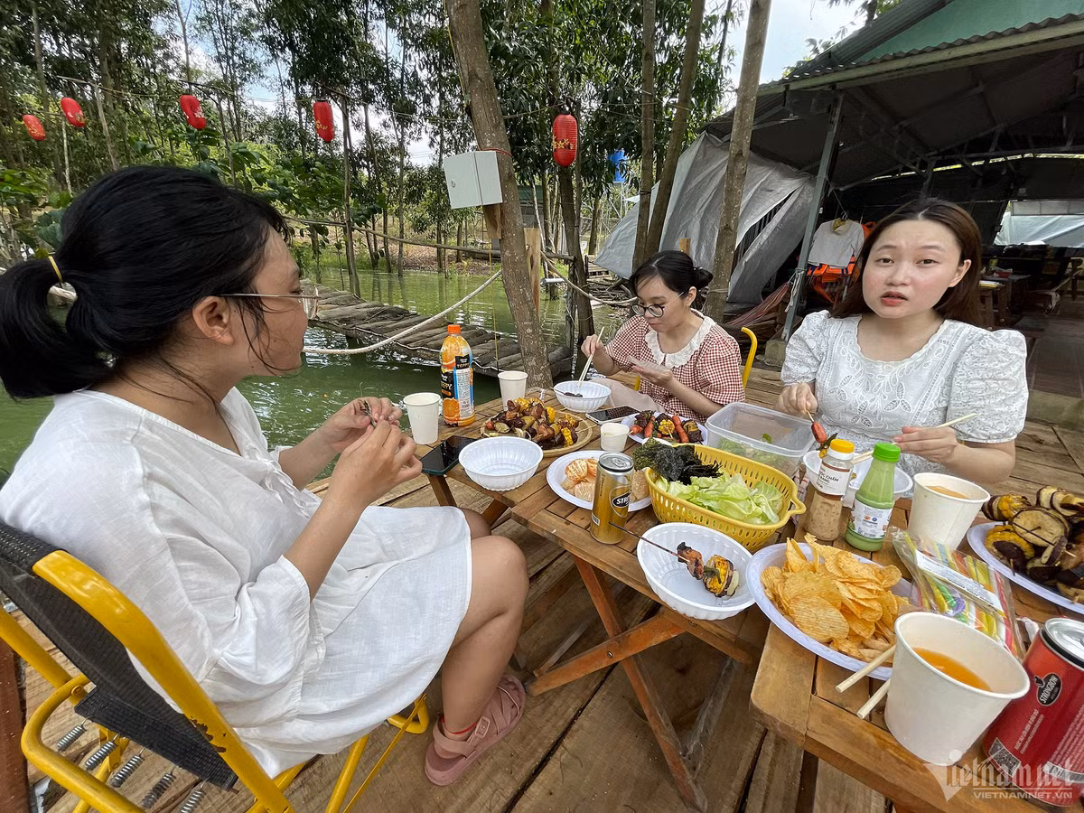 "Sau hoạt động chèo sup và bơi lội, chúng em dừng chân trên bờ hồ để cắm trại và thưởng thức một vài món nướng dân dã. Cảm giác này cũng thật sự thú vị", Kim Thoa nói.