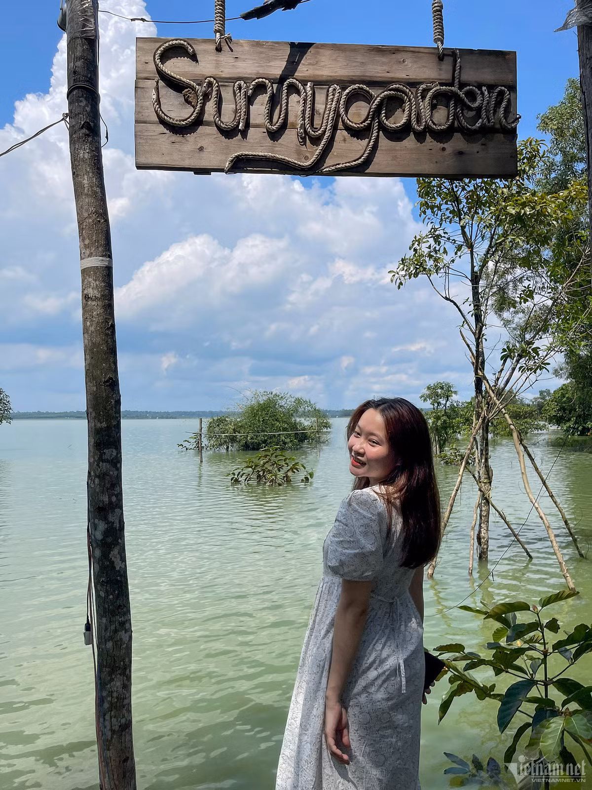 "Trải nghiệm sinh cảnh hồ thủy điện Trị An là hoạt động thú vị, giúp em giảm căng thẳng sau những ngày học tập, làm việc. Tại đây, mọi người như được hòa mình vào thiên nhiên với hồ nước, cây xanh, khí hậu trong lành, mát mẻ", Kim Thoa nói.