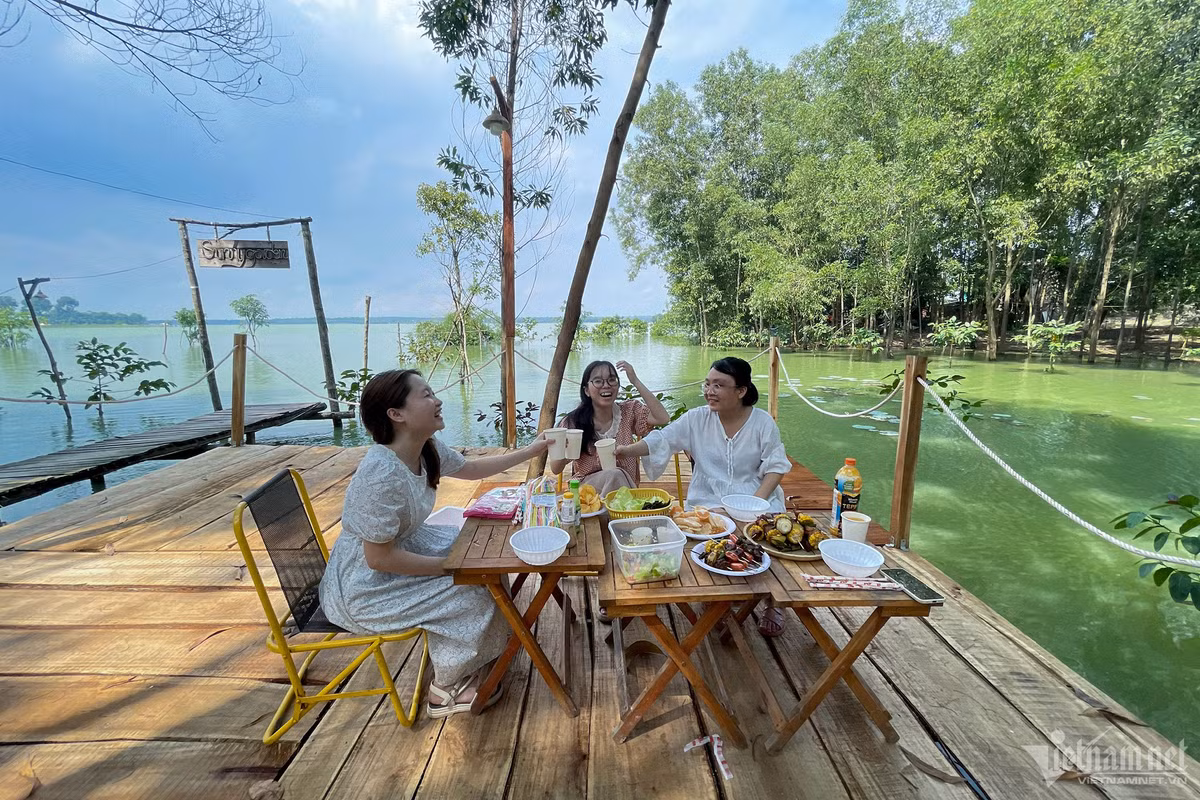 Thưởng thức ẩm thực tự nướng trên bờ sau nhiều giờ bơi lội là điều tuyệt vời đối với nhiều du khách.