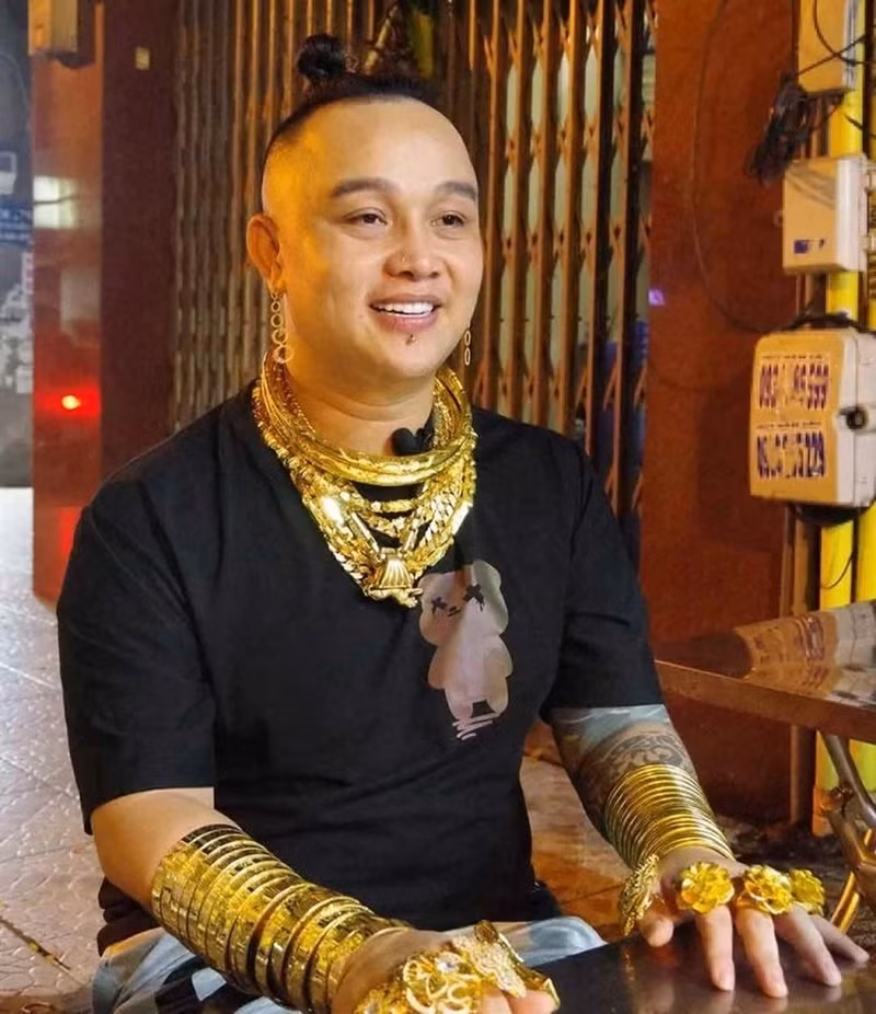 Chia sẻ về sở thích lạ của mình, anh Thuận cho biết mê những thứ lấp lánh trên người từ nhỏ. Khi lớn lên, anh bắt đầu tích lũy, mua vàng và đeo khi đi trên đường phố. Ảnh: Odditycentral