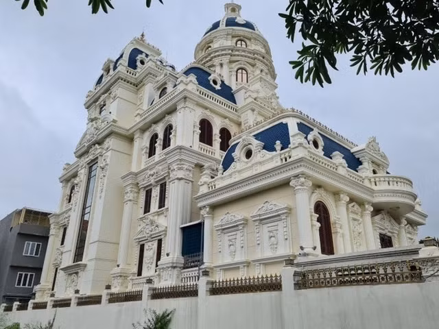 Biệt thự của đại gia Phát dầu sở hữu kiến trúc độc đáo, nhiều chi tiết được đắp, tỉa cầu kỳ theo kiểu Pháp, Hy Lạp... Ảnh: Baogiaothong