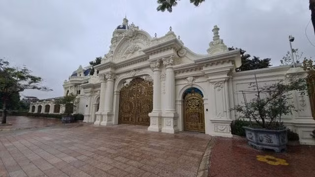 Toàn bộ khu biệt thự rộng hơn 2.000 m2, trong đó căn biệt thự có diện tích sàn vài trăm m2. Còn lại là sân, vườn và một số công trình khác. Ảnh: Baogiaothong