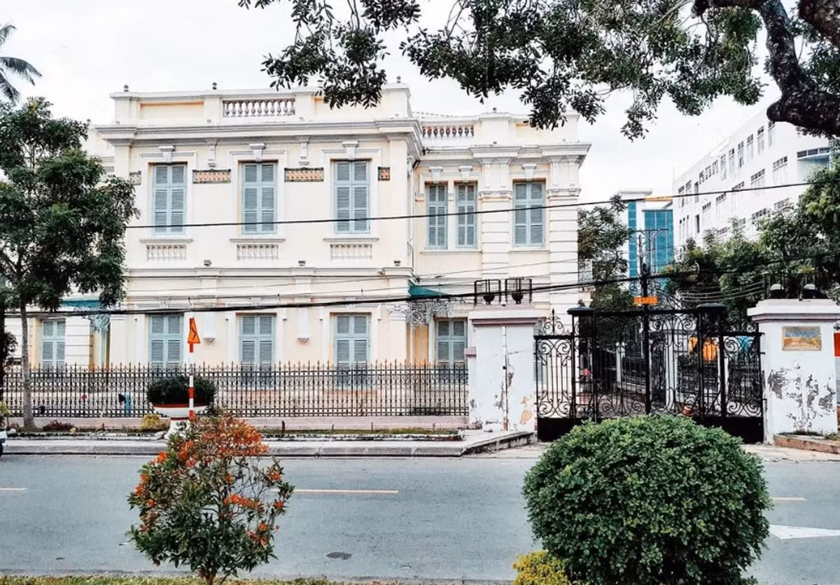 Nổi bật giữa vùng với sự bề thế, tòa dinh thự mang phong cách kiến trúc phương Tây sang trọng, vượt thời gian. Ảnh: Traveloka