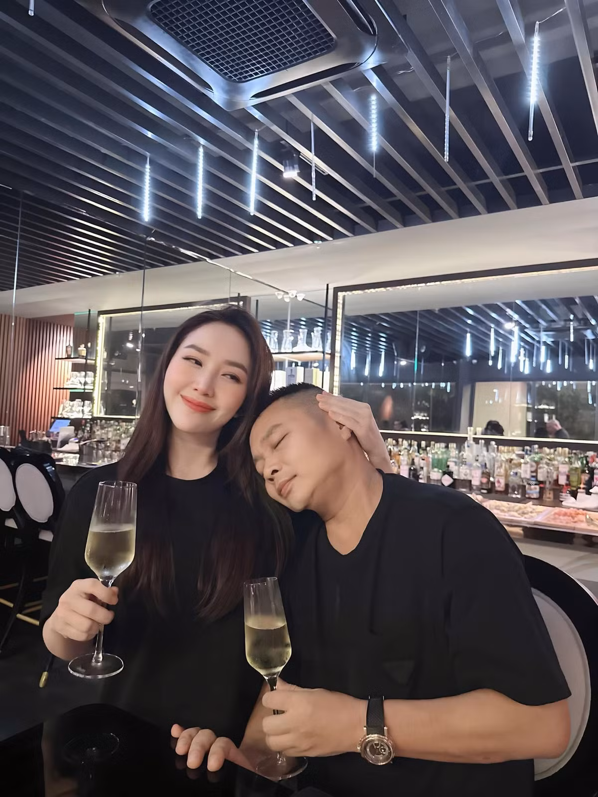 Mới đây, nhân dịp kỷ niệm 4 năm ngày cưới, Bảo Thy chia sẻ khoảnh khắc cả hai vợ chồng trốn con để cùng nhau hẹn hò lãng mạn.