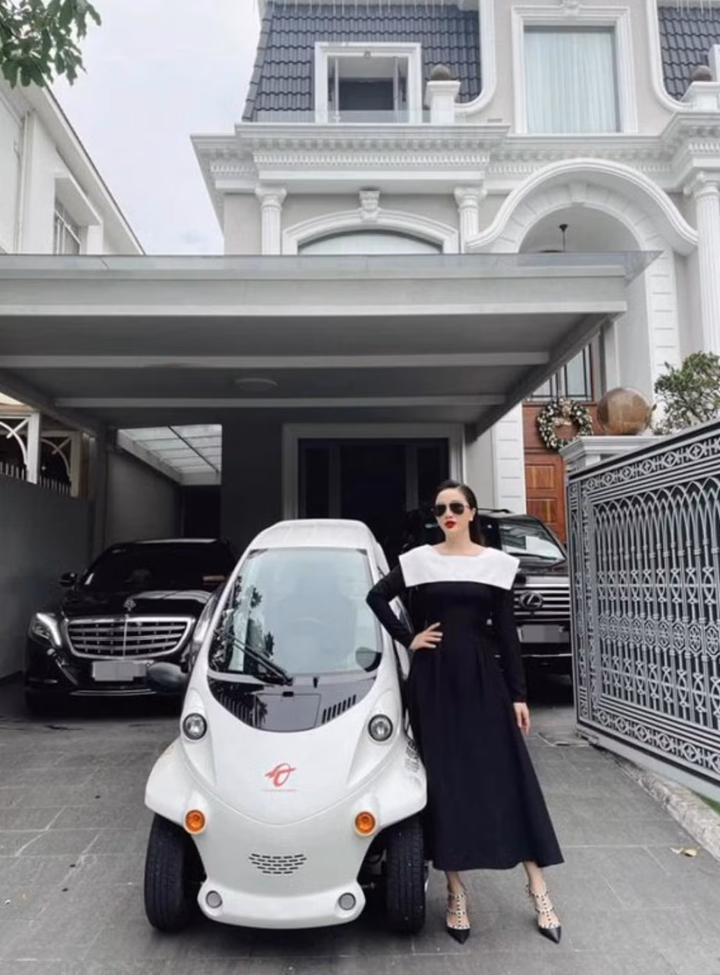 Gara để xe trong sân của căn biệt thự.