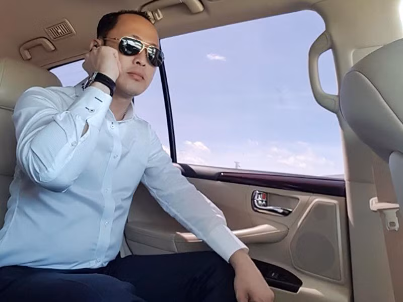 Một số bạn bè của Công Lý tiết lộ, thiếu gia Cà Mau luôn hào phóng trong các cuộc chơi, thường bao tiền cho các cô đào đẹp, hát hay. Ảnh: Facebook