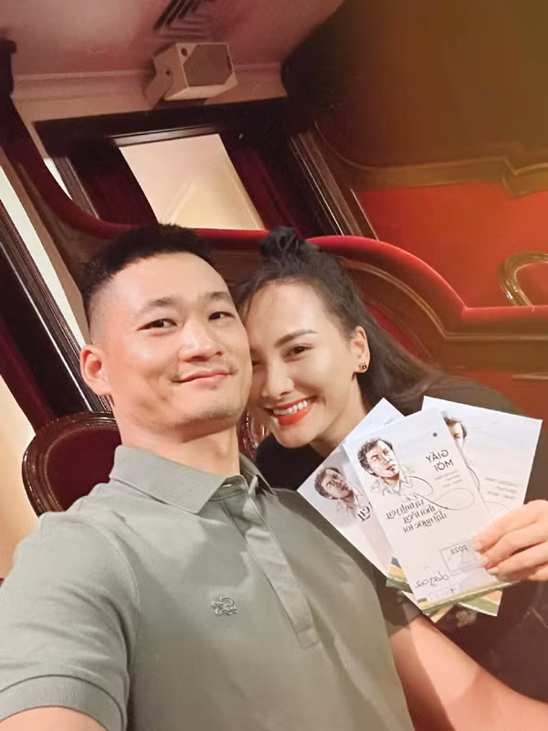 Trên trang cá nhân nói về tình yêu ấy, Bảo Thanh viết: "Cũng hò hẹn một thời gian dài, đưa đẩy một thời gian cũng dài. Tình yêu gà bông tưởng chỉ thế thôi .. ai dè. Rồi cũng tới ngày hai đứa mình quyết định về chung nhà, bắt đầu 1 hành trình mới của gia đình nhỏ. Ăn những bữa cơm chung đầy lạ lẫm. Những thói quen riêng dần trở thành thói quen chung. Rồi mình cũng học nấu những món người yêu mình thích ăn. Và cũng được người mình yêu chăm từ những điều nhỏ nhất. Ở cùng nhà với “người mình yêu” là một điều gì đó thật … buồn cười".