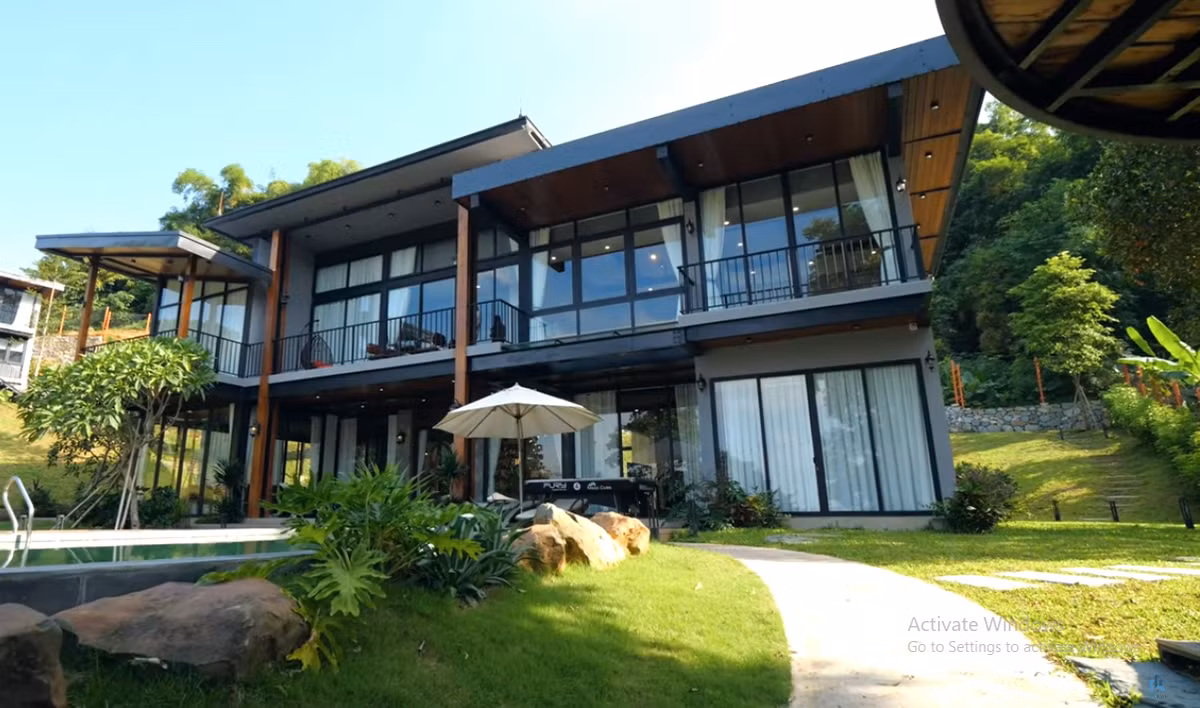 Căn nhà chính được thiết kế hiện đại, vuông vức với nhiều cửa kính, giúp lấy ánh sáng tự nhiên tối đa.