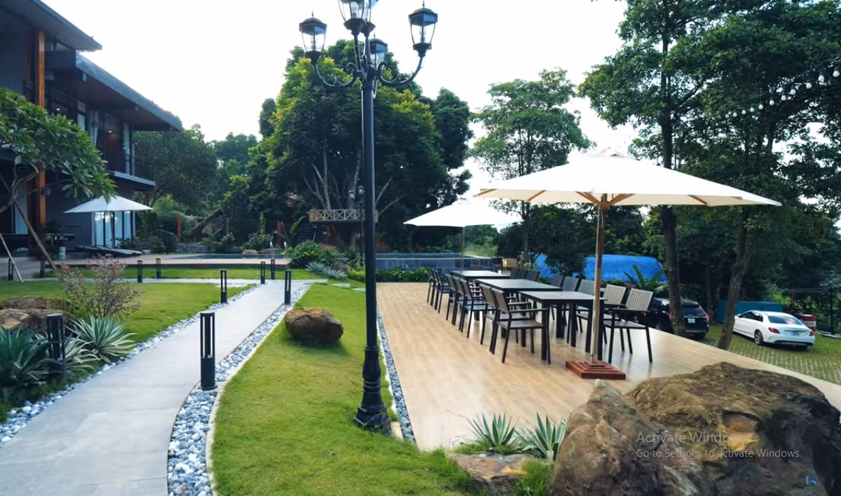 Không gian sân vườn rộng rãi là nơi mọi người có thể tổ chức các hoạt động ngoài trời như ăn uống, trà chiều...