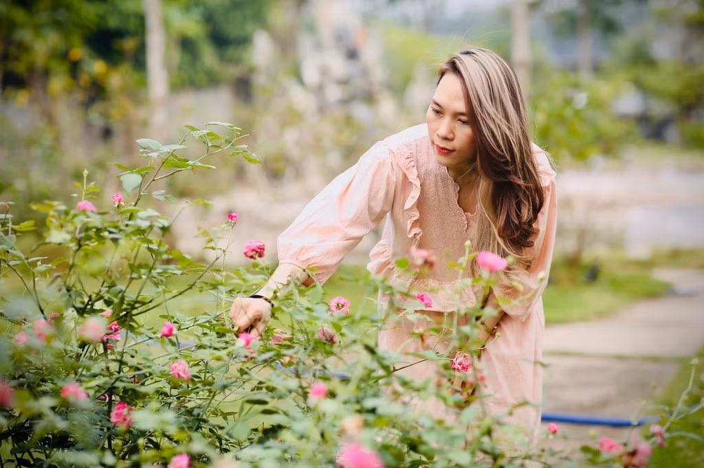 Dù lịch trình bận rộn, Mỹ Tâm vẫn lựa chọn cuộc sống gần gũi thiên nhiên, chăm sóc không gian xanh mướt.