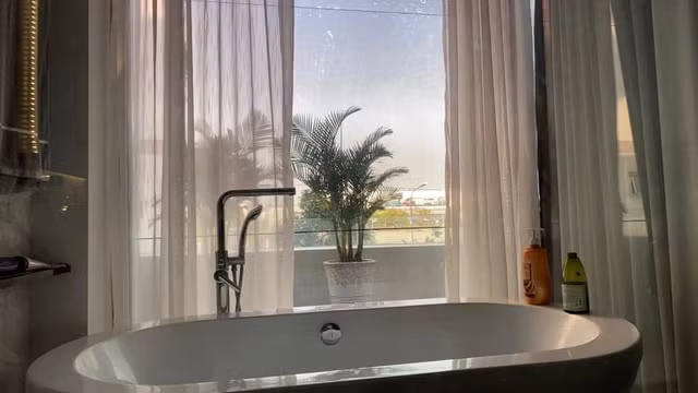 Phòng tắm hiện đại có view nhìn ra bên ngoài.