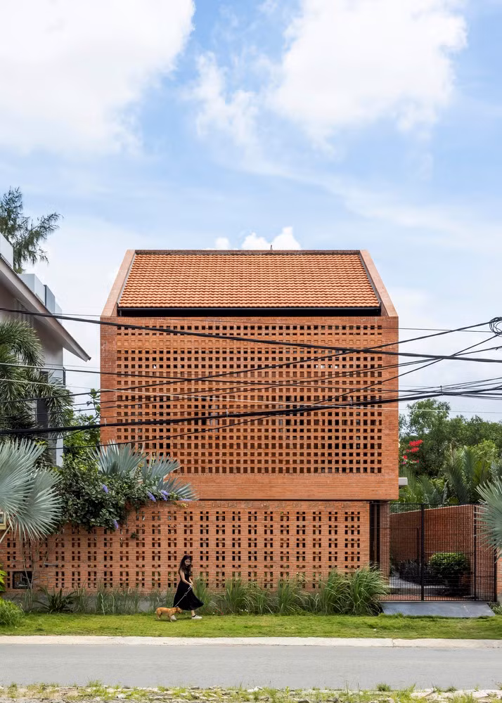 Tọa lạc tại khu dân cư Phú Xuân (Nhà Bè, TP HCM), ngôi nhà được xây dựng cho 4 người phụ nữ trung niên và mẹ của họ.