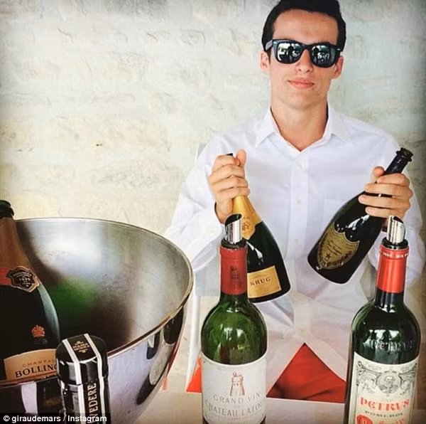 Nhấm nháp ly champagne đắt tiền trong hộp đêm sang trọng cũng là thú vui đón năm mới của không ít giới siêu giàu trên thế giới. Ảnh: Getty