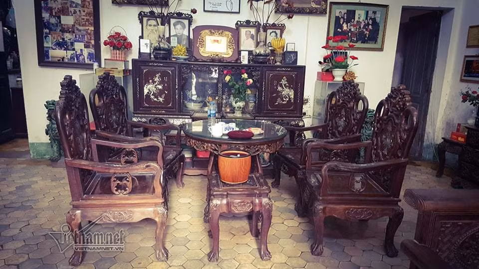 Bộ bàn uống nước bằng gỗ quý, khảm ốc và trai. Ảnh: Vietnamnet