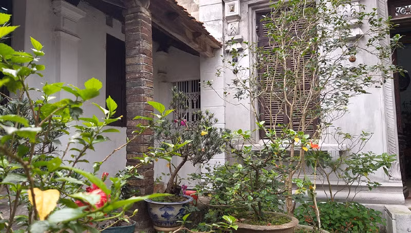 Khuôn viên căn biệt thự cổ có tổng diện tích 500 m2, trong đó mặt bằng ngôi nhà 50m2, hai tầng bề thế, nhiều cửa sổ. Ảnh: Vietnamnet