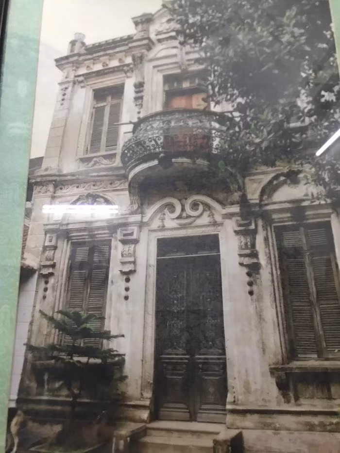 Đây là biệt thự "Tây" đầu tiên ở làng Việt cổ 1.000 năm tuổi Bát Tràng. Những người dân sống ở đây gọi ngôi nhà trăm tuổi này tuổi ấy là “nhà Tây”. Ảnh: Saostar