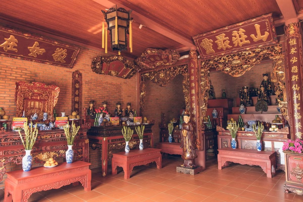 Từ cổng chính nhìn vào khu biệt phủ là ba gian nhà chính. Trong đó gian đầu tiên thờ Phật, Tam tòa đức quốc mẫu, tổ nghiệp và gia tộc họ Trần, Lê. Gian thứ 2 là gian ở dành cho gia đình. Gian thứ 3 là khu dành cho đãi tiệc và tiếp khách. Ảnh: Anninhthudo