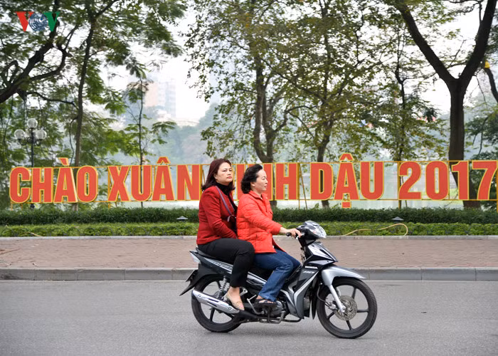 Tuy nhiên, rất nhiều người dân vẫn thờ ơ với những khuyến cáo được tuyên truyền liên tục trên các phương tiện truyền thông lẫn hệ thống loa đài.