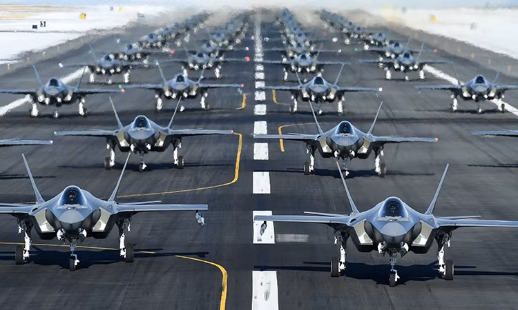 "Hiện nay, phần lớn các linh kiện của máy bay F-35 đều đang được sản xuất ở những quốc gia cách xa nước Mỹ hàng ngàn km, trong đó có cả Australia, Nhật Bản, Israel, Anh... và nếu chúng ta có quan hệ không thuận buồm xuôi gió với một trong những quốc gia đó, sẽ không có một máy bay nào được sản xuất nữa", ông chủ Nhà Trắng nói.