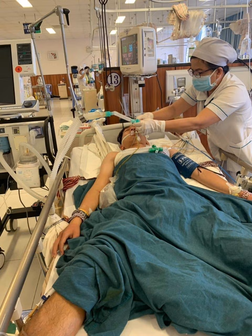 Cơ quan CSĐT Công an TP Cần Thơ vừa khởi tố bị can, lệnh bắt tạm giam Đào Công Châu (27 tuổi, ngụ thị trấn Cờ Đỏ, huyện Cờ Đỏ) điều tra về hành vi “ Giết người”. (Nghi can Châu điều trị tại bệnh viện)