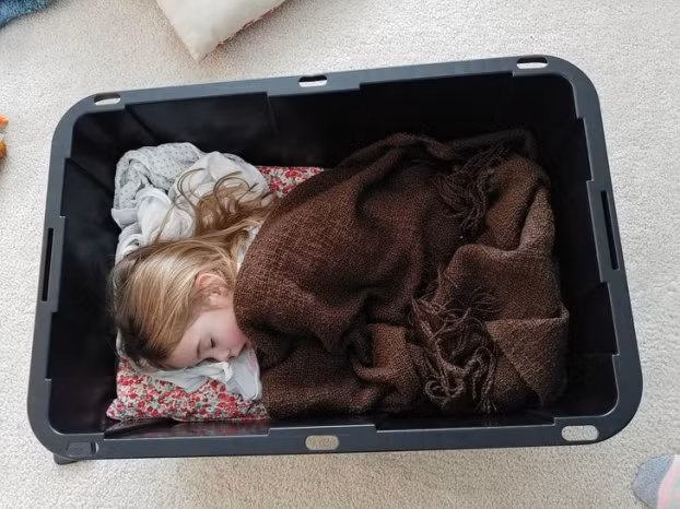 "Con gái tôi trông như vừa đi đánh trận về"