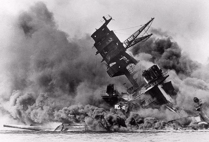 Sau trận Trân Châu Cảng ngày 7/12/1941, Mỹ mặc dù là quốc gia chịu thiệt hại nặng nề nhưng họ không phải là nước đầu tiên tuyên bố chiến tranh với Nhật mà Canada làm điều này trước tiên.