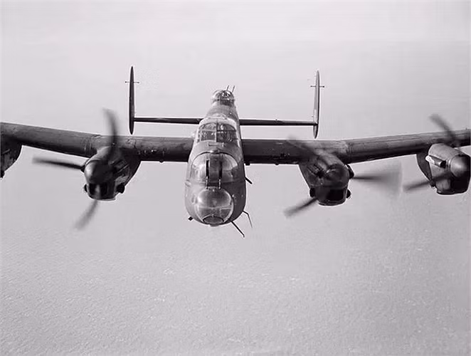 Phi công Nicholas Alkemade đã sống sót thần kỳ khi chiếc máy bay ném bom RAF Avro Lancaster mà ông điều khiển mất lại ở độ cao 18.000 feet (5.500m) và ông chỉ bị gãy chân sau khi chạm đất.