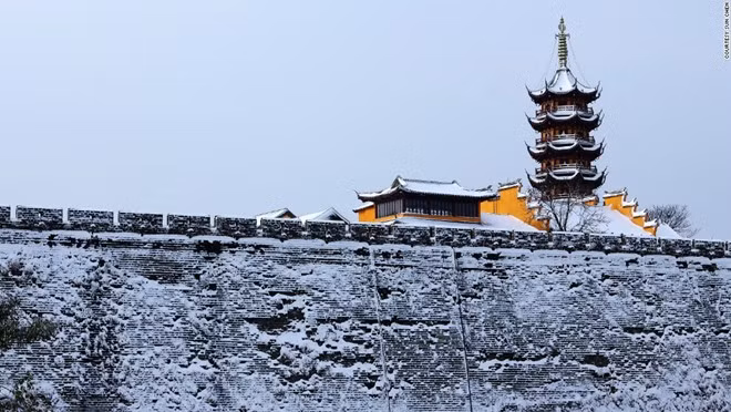 Thành nhà Minh nhìn ra hồ Huyền Võ và đền Kê Minh là một trong những công trình cổ quan trọng của Nam Kinh. Đây cũng là khu thành khép kín dài nhất thế giới.