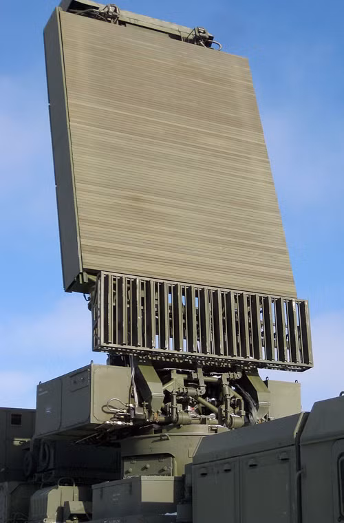 96L6E có ưu điểm là kết hợp cả tính năng bắt thấp và bắt cao của 2 loại radar trên trong cùng một thiết kế. Ưu điểm vượt trội của 96L6E là khả năng bắt thấp và rất thấp, đây là tính năng quan trọng trong việc phát hiện tên lửa đường đạn chiến thuật - chiến dịch. Trong chế độ bắt thấp, vận tốc mục tiêu giới hạn từ 30 - 1.200 m/s. Bên cạnh đó, 96L6E còn có chế độ chuyên tìm kiếm ở độ cao thấp với khả năng bao quát 3600 trong vòng 6 giây, góc phương vị từ -3 - 1,50. Ở chế độ này, vận tốc mục tiêu giới hạn từ 50 - 2.800 m/s.