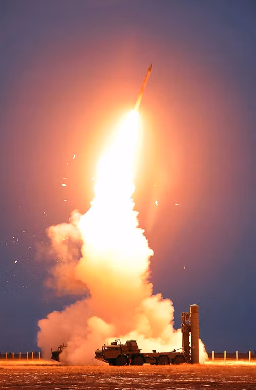 Một tiểu đoàn tên lửa S-400 có thể theo dõi 100 mục tiêu ở phạm vi 400 – 600 km, khóa 36 mục tiêu và điều khiển đồng thời 72 tên lửa tấn công 36 mục tiêu này. Thời gian triển khai hệ thống chỉ mất 5 phút, thời gian chuyển trạng thái hành quân sang chiến đấu mất 3 phút, thời gian có thể hoạt động trước mỗi lần đại tu 10.000 giờ.