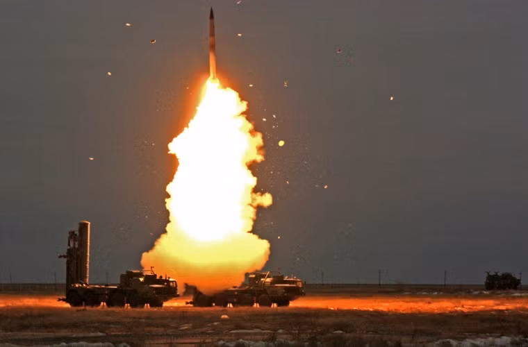 S-400 là cái tên không lạ trong giới quân sự thế giới, đây là tổ hợp tên lửa phòng không mạnh nhất thế giới hiện nay, được phát triển trên cơ sở loại S-300 huyền thoại. Theo Tập đoàn Almaz-Antei, S-400 có khả năng bắn hạ hầu hết mọi mục tiêu trên không ở cự ly xa đến 400km. Hiện không có tổ hợp phòng không nào sở hữu khả năng như S-400.