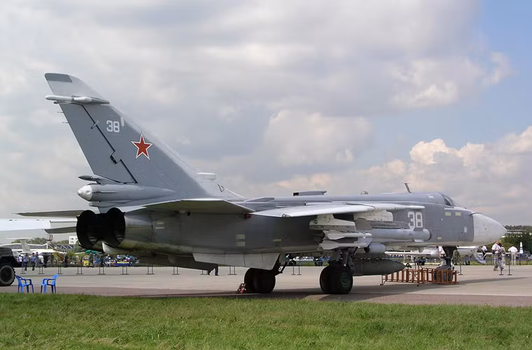 Chính vì thế, máy bay Su-24 chỉ có khả năng không chiến tầm ngắn, trong tầm nhìn. Đó là một trong những hạn chế khiến Su-24 chịu lép vế hoàn toàn trước tiêm kích đánh chặn nhanh nhẹn, trang bị radar tầm xa cùng tên lửa dẫn đường bằng radar.