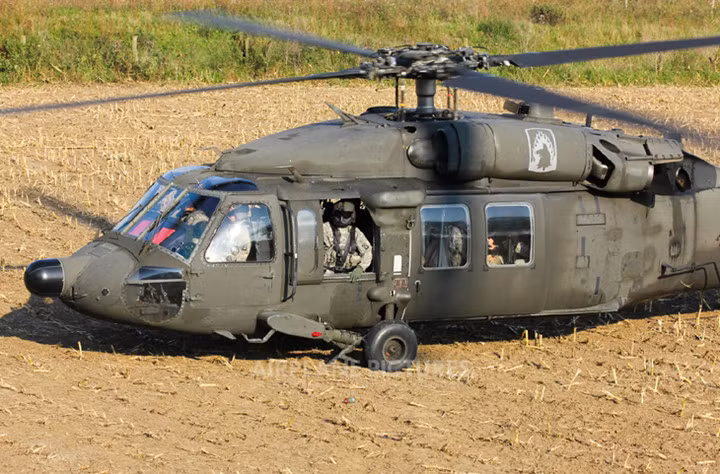 Trực thăng Black Hawk được thiết kế với dạng dài và thấp để đáp ứng yêu cầu của Lục quân Mỹ về khả năng được vận chuyển trên máy bay vận tải C-130 Hercules. (Ảnh: airplane-pictures)