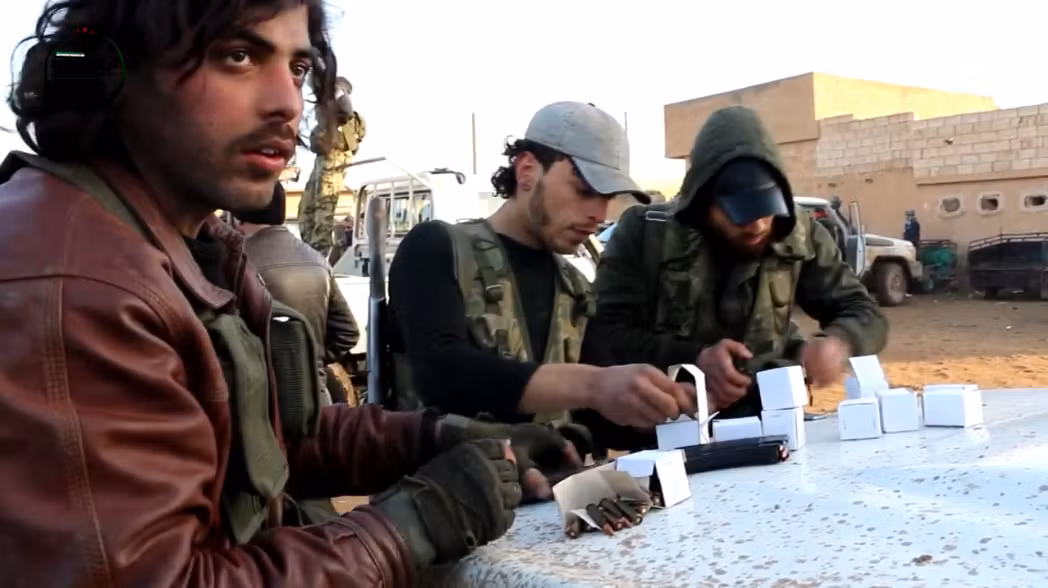 Các chiến binh Hamza đang chuẩn bị vũ khí và đạn dược cho cuộc hành quân áp sát Aleppo nhằm gây sức ép cùng với liên quân chống IS quyết đánh bật khủng bố ra khỏi thành phố này. Tuy có lực lượng "lép vế" hơn rất nhiều so với liên quân nhưng IS lại tỏ ra rất quyết tâm trong cuộc thánh chiến của mình khiến các bên rất vất vả chống đỡ lẫn nhau suốt một thời gian dài.