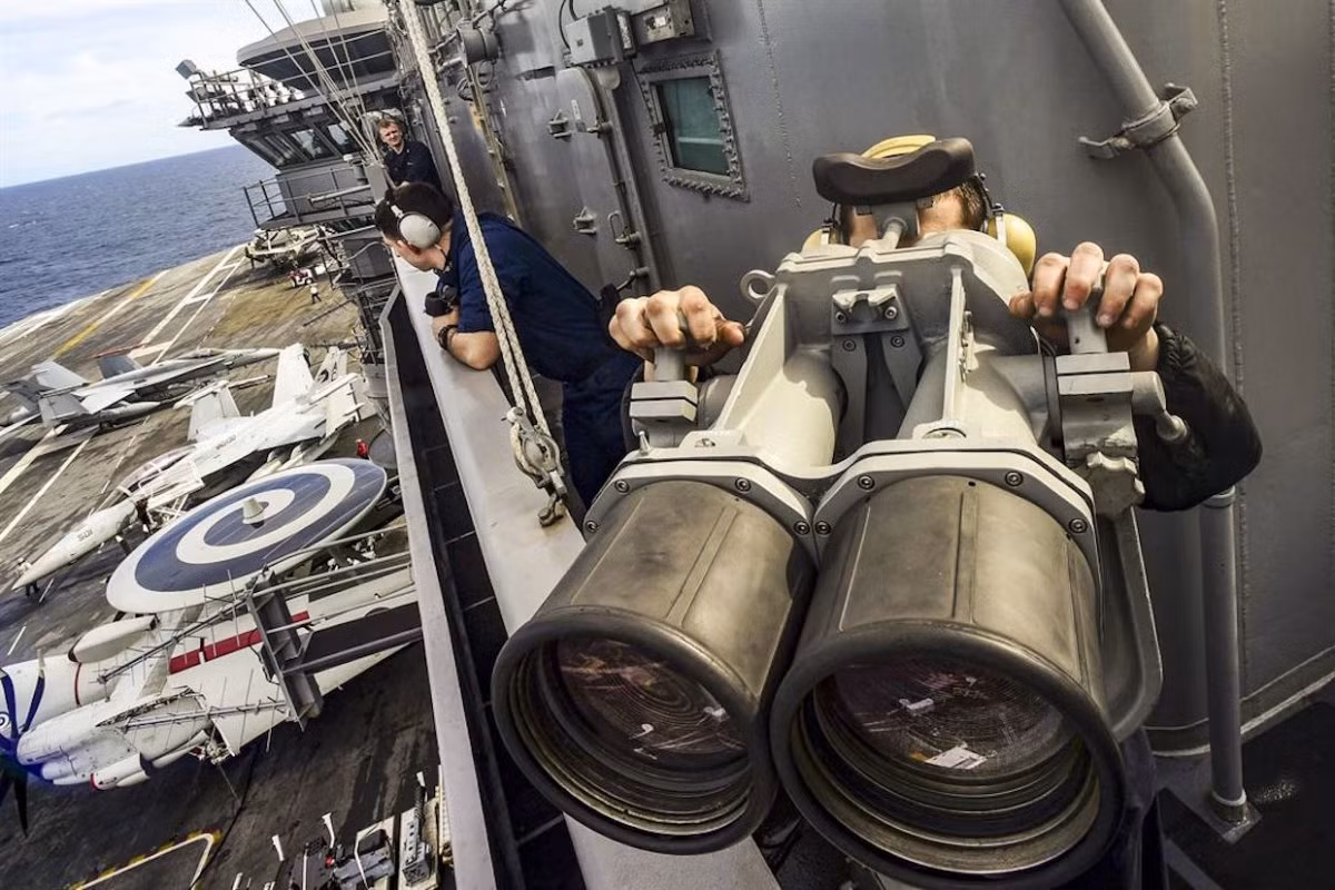 Hoa tiêu trên tàu sân bay USS Dwight D. Eisenhower đang hoạt động trên biển Đại Tây Dương. Nguồn ảnh: Businessinsider.