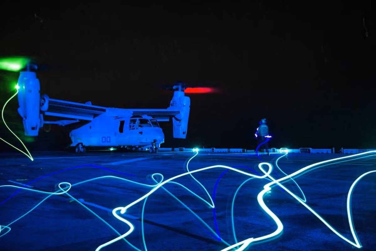 Ánh sáng mờ ảo khi chiếc MV-22 Osprey đang chuẩn bị cất cánh từ boong tàu USS Boxer. Nguồn ảnh: Businessinsider.