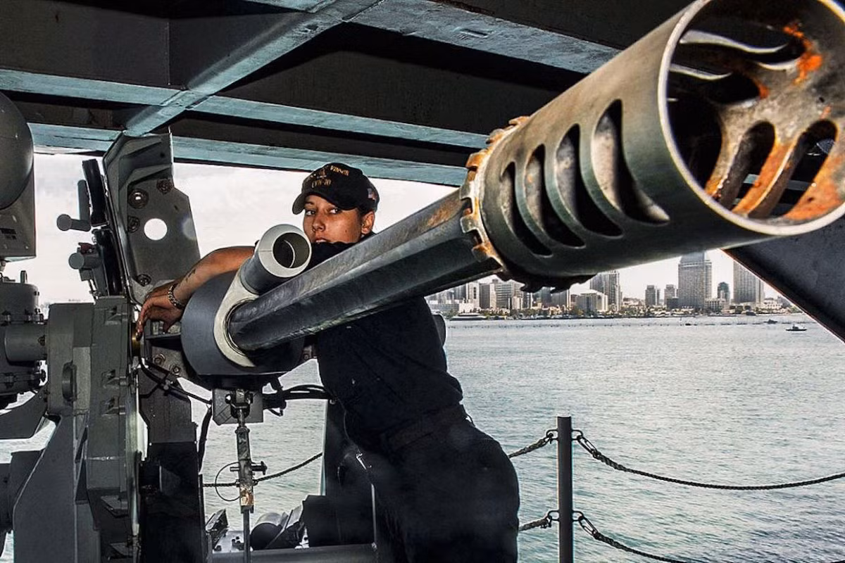 Một nữ quân nhân đang bảo dưỡng khẩu Mark 38-25 mm trên tàu sân bay USS Carl Vinson khi con tàu này chuẩn bị cập cảng ở San Diego. Nguồn ảnh: Businessinsider.